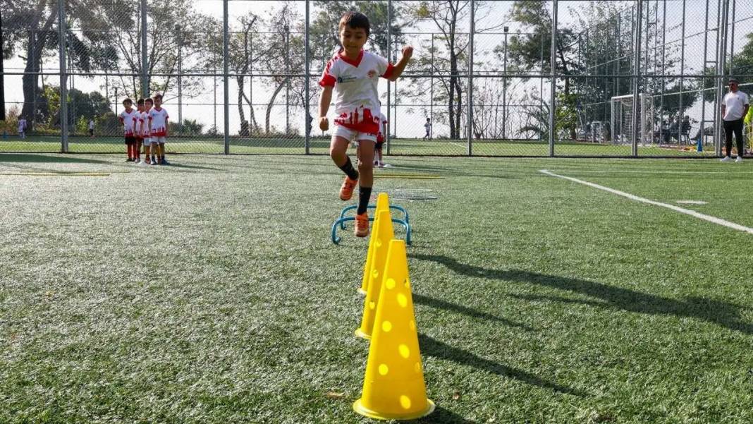 Antalya’da Çocuklara Ücretsiz Futbol Akademisi: Geleceğin Yıldızları Yetişiyor! 2